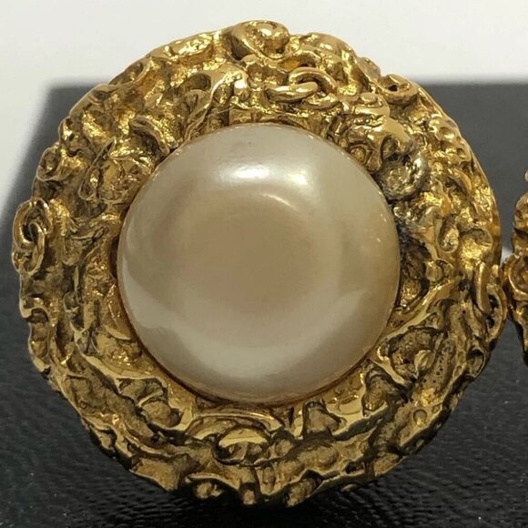 CHANEL Pearl Round Vintage Clip-On Earrings Gold Tone 93A Auth w/Box #2693 - Picture 1 of 8